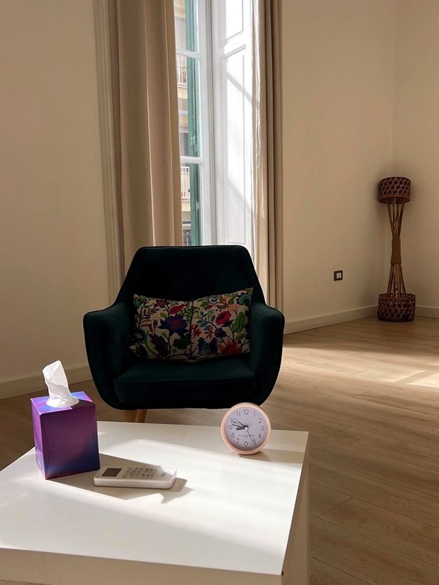 La stanza della terapia dello studio, con poltrona e luce naturale