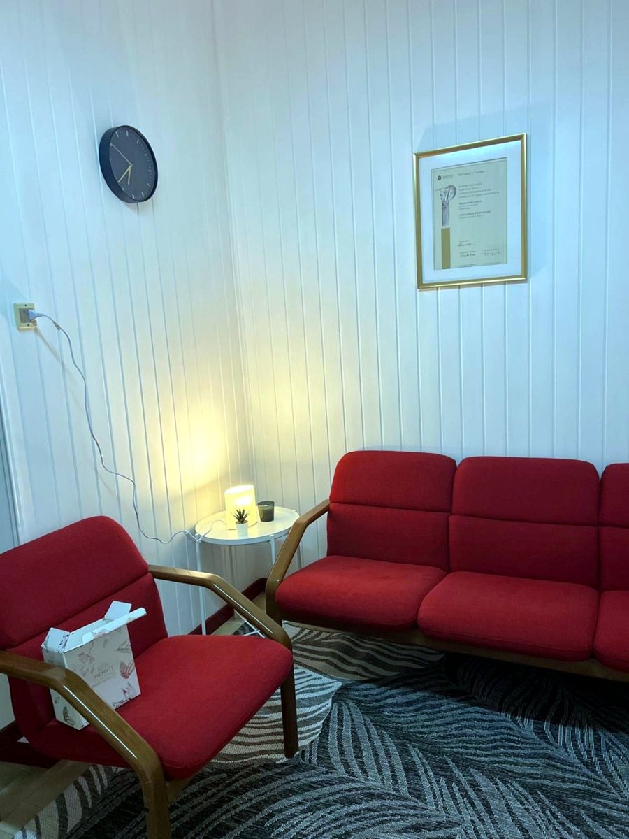 La sala d'attesa dello studio, con divani e attestato alla parete